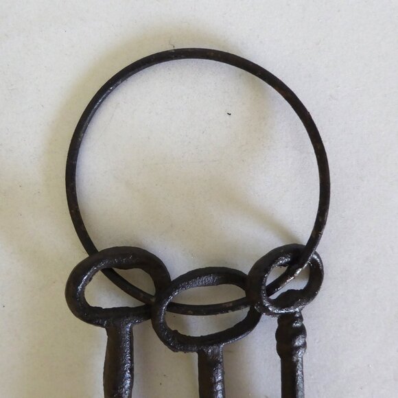 3 CAST IRON RUSTIC ANTIQUE JAIL CHURCH SKELETON KEY RING PROP (NEW) - Picture 5 of 6